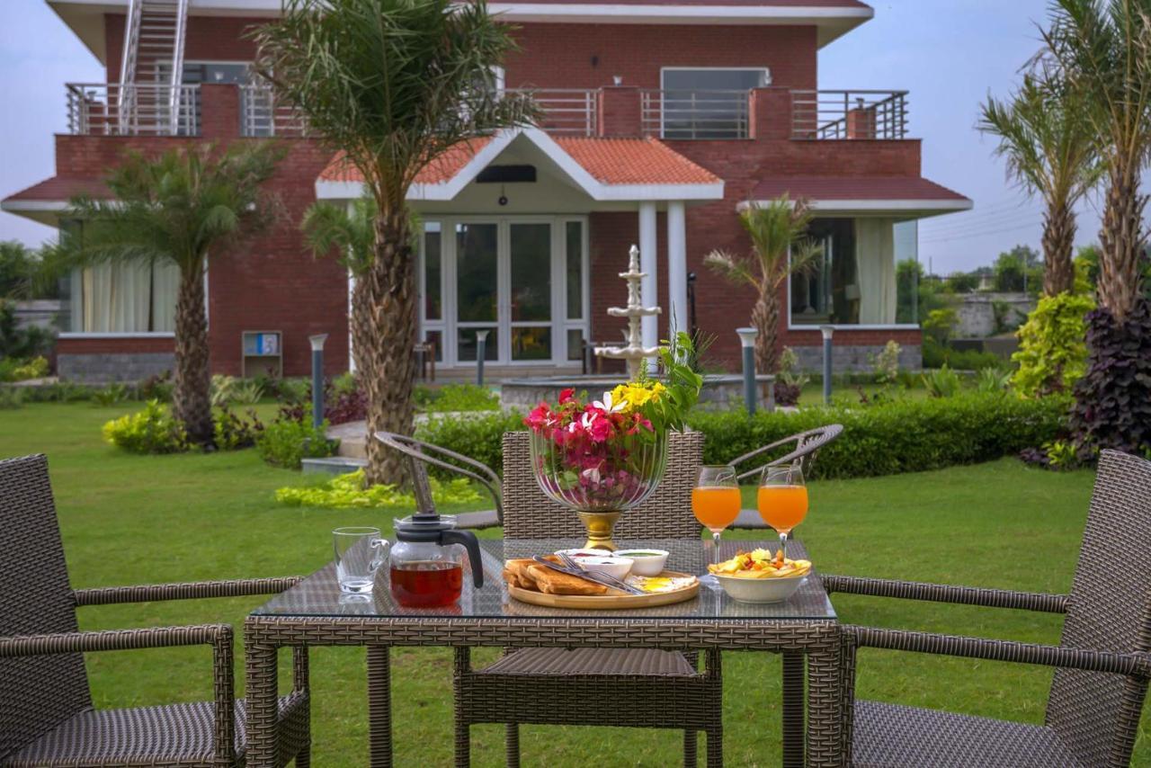 Stayvista At Hillside Paradise Dhauj Exterior photo